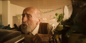 92-frame1_DER ALTE MANN UND DIE KATZE